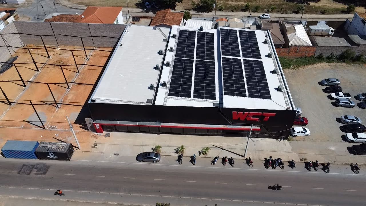 Vista aérea da loja WCT com painéis solares no telhado