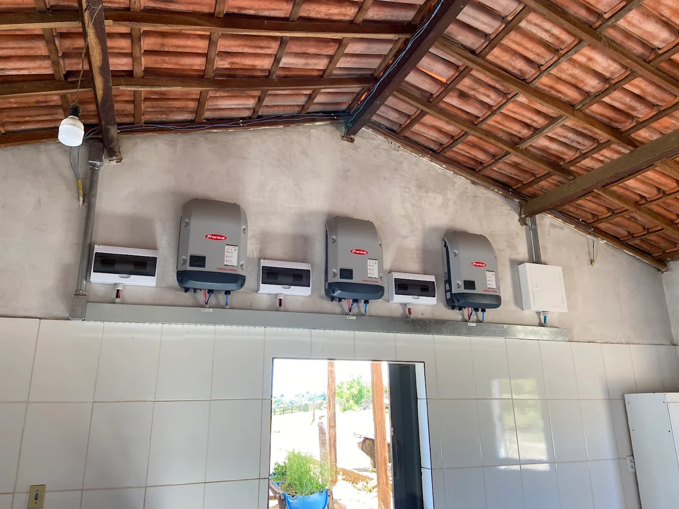 Três inversores Fronius Primo instalados na parede